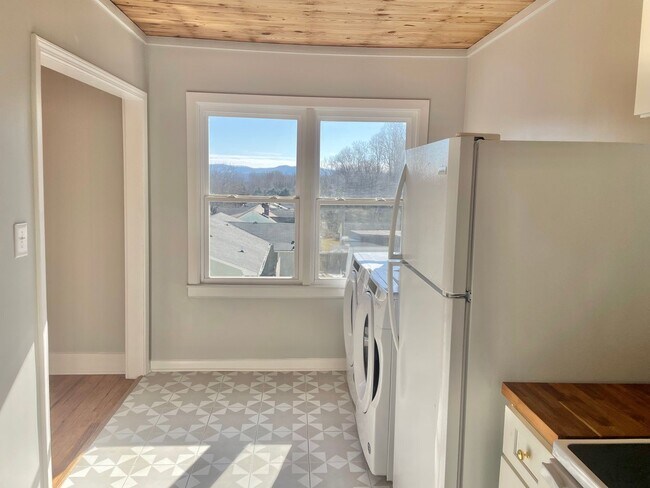 Foto del edificio - Centrally Located 1 bedroom 1 bath -  wate...