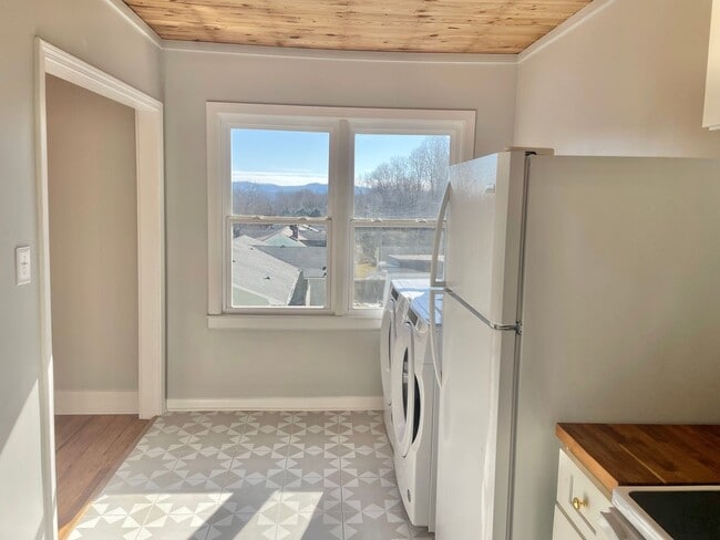 Building Photo - Centrally Located 1 bedroom 1 bath -  wate...