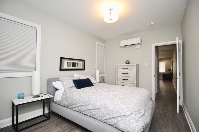 Building Photo - 38 Bruyère St