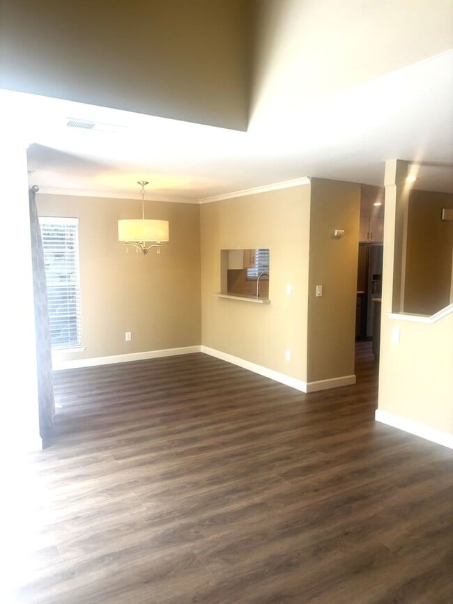 Building Photo - Beautiful 3-Bedroom Condo with Private Out...
