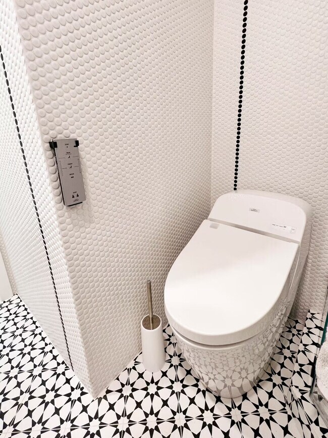 Foto del edificio - 898 Veronica Springs Rd