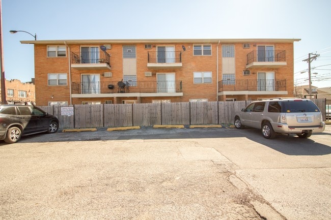 Building Photo - 2747 W 59th St