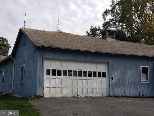 Building Photo - 1207 W Newport Pike