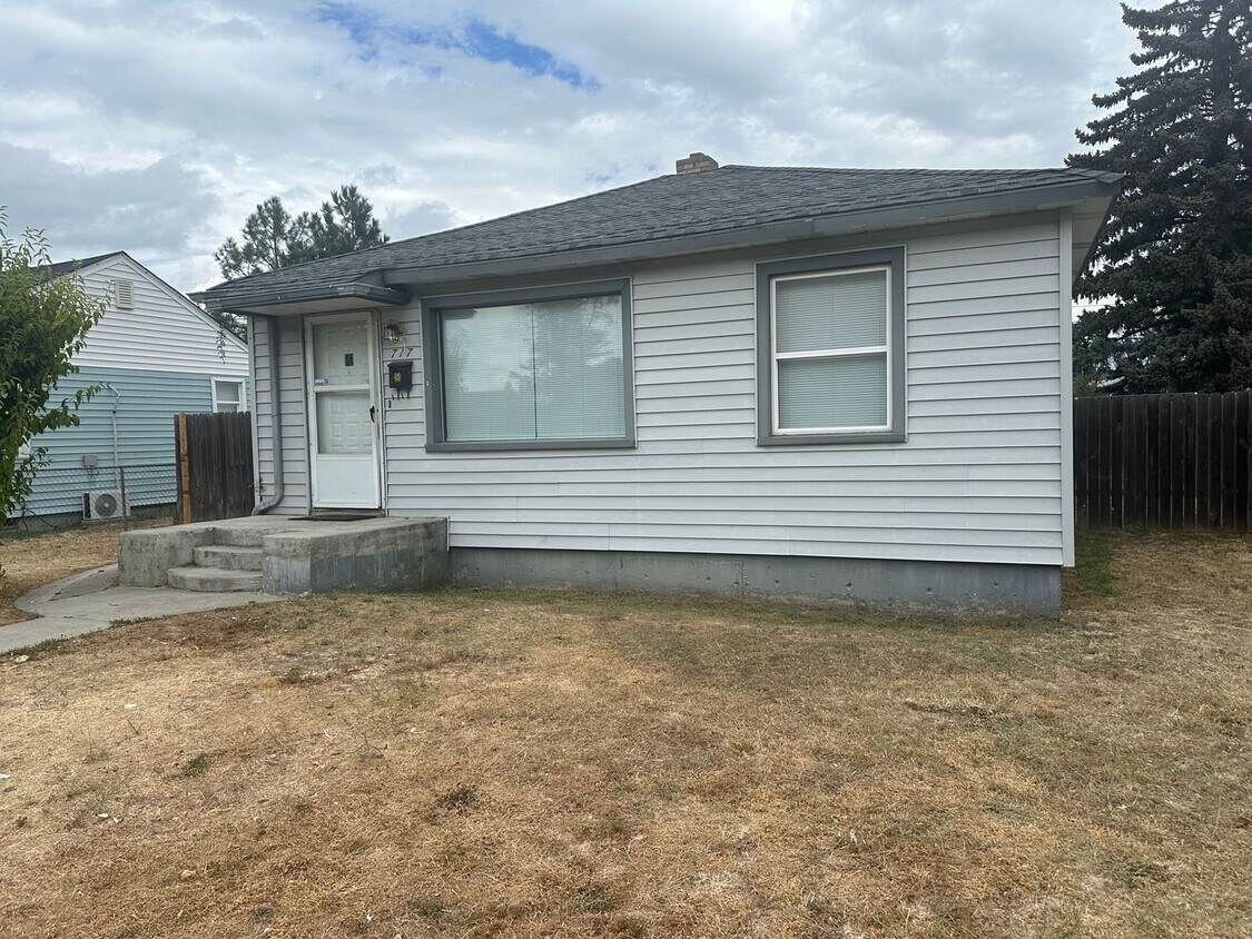 Foto principal - 2 Bed One Bath Home w/ Large 2 Car Garage