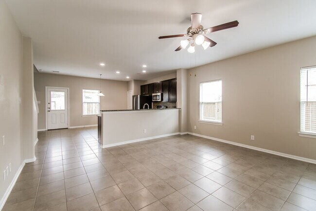 Foto del edificio - 323 Ginseng Ln