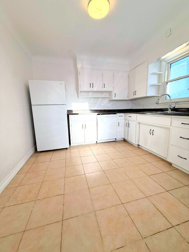 Photo du bâtiment - 2373 Tourangeau Rd