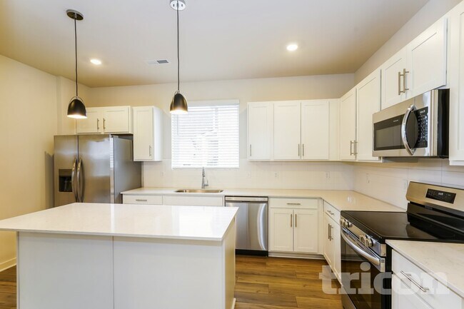 Building Photo - 372 Park Glen Dr