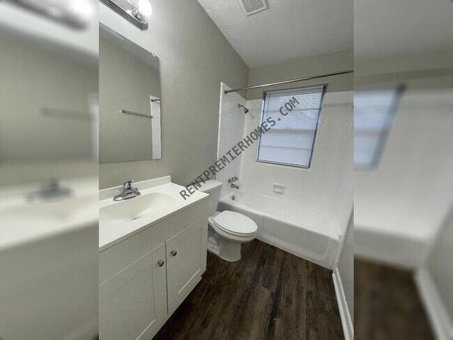 Foto del edificio - 7400 Debbie Dr