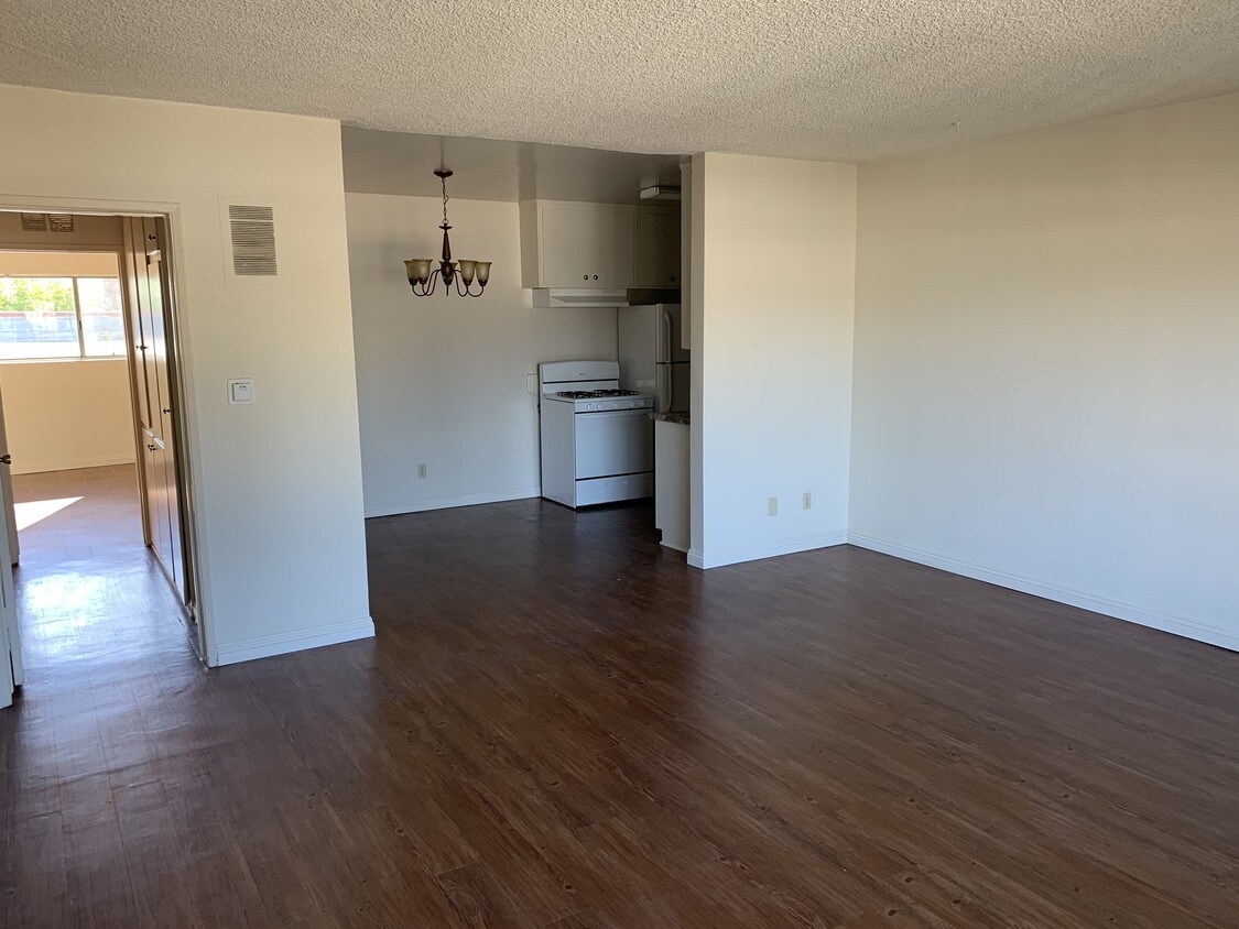 Foto principal - 508 N Kenmore Ave