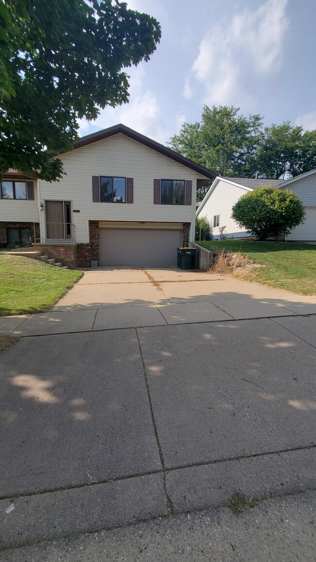 Building Photo - 719 Crawford Dr