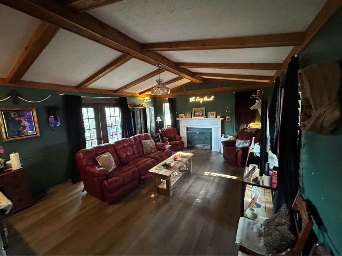 Beautiful living room with vaulted ceilings and cedar beams. - 907 E Maple St