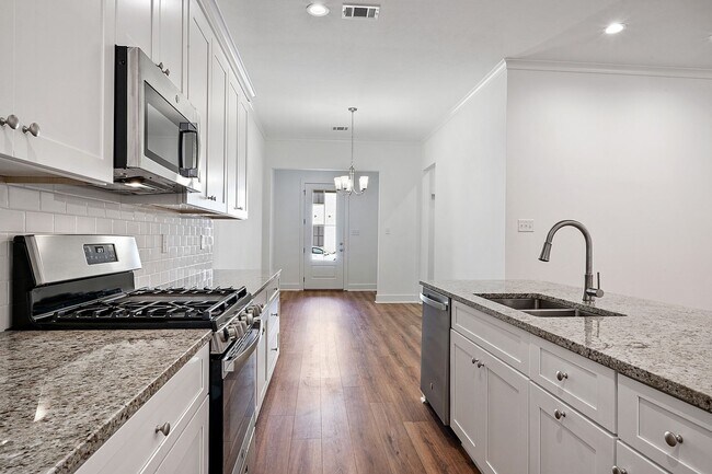 Building Photo - Must see in the heart of Baton Rouge!