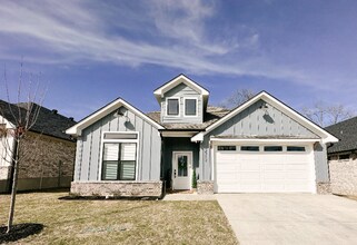 Building Photo - 2712 Royal Vlg Wy