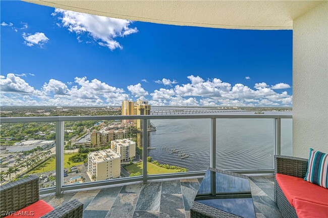 Foto del edificio - 3000 Oasis Grand Blvd