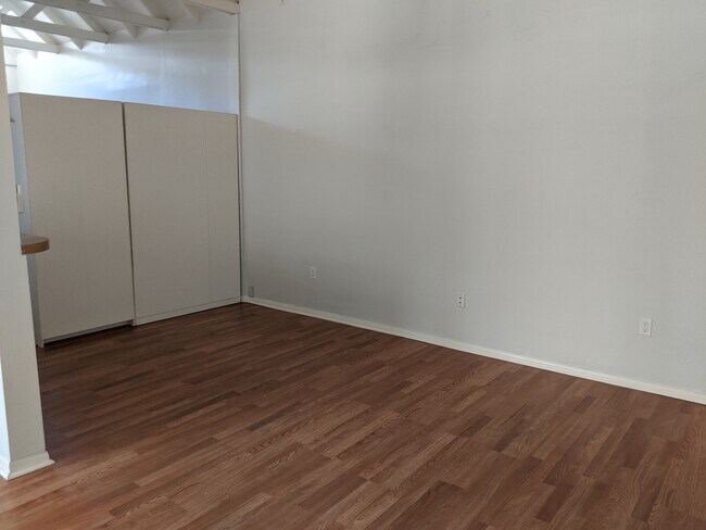 Foto del edificio - 5238 Wilkinson Ave