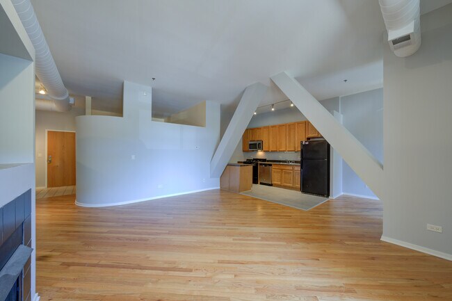 Building Photo - 1000 E 53rd St