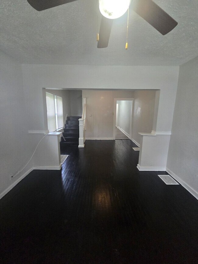 Foto del edificio - SOUTHSIDE TWO BEDROOM DUPLEX WITH LARGE BACK YARD