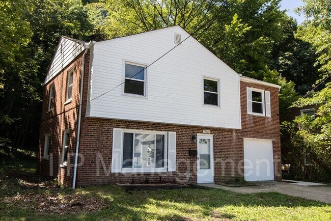 Foto del edificio - Stunning totally remodeled 4 bedroom 2.5 b...
