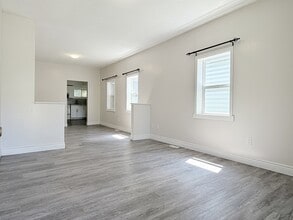 Building Photo - 476 Aylmer Ave