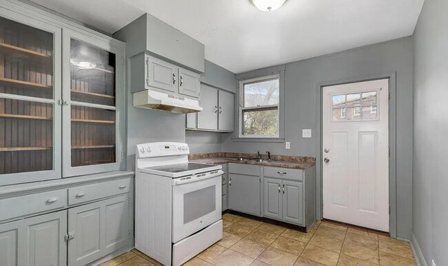 Foto del edificio - Spacious 5-Bed Gem with 2 Kitchens in Prime Cincinnati Location – Freshly Updated!