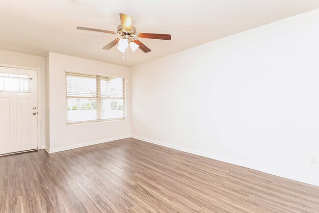 Building Photo - 16417 Waterbury Ln