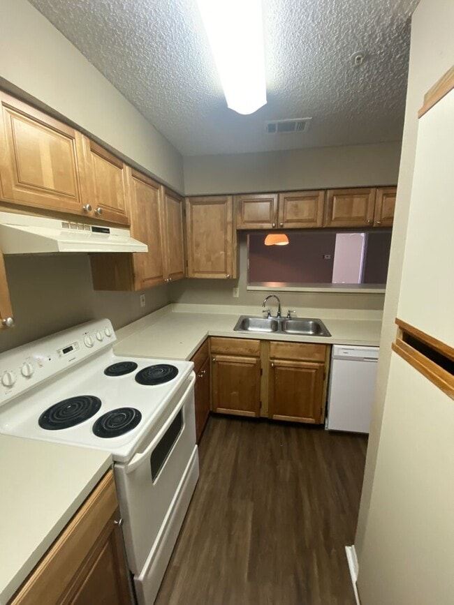 Building Photo - 2 BED 2 BATH MOVE IN NOW!!  TOP FLOOR $1,4...