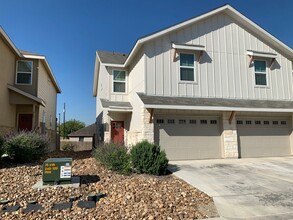 Building Photo - 320 Untermaier St