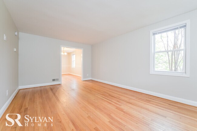 Building Photo - Stately 3BR 1.5BA townhome