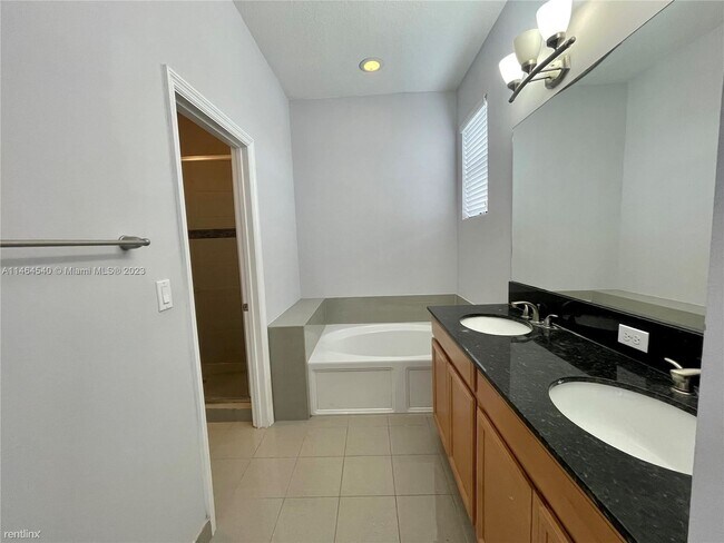 Foto del edificio - 3 br, 2.5 bath House - 746 NE 193rd St