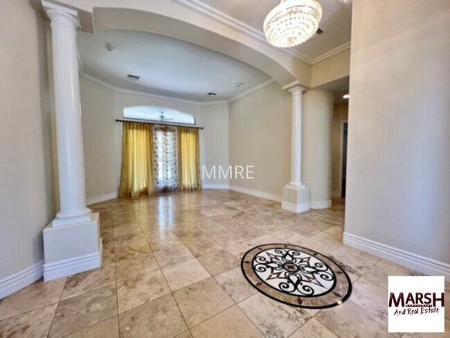 Building Photo - Resort style custom home with 6 bedrooms and private pool in Chandler!