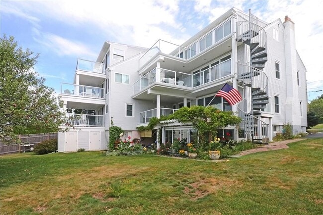 Foto del edificio - 249 Tuckerman Ave