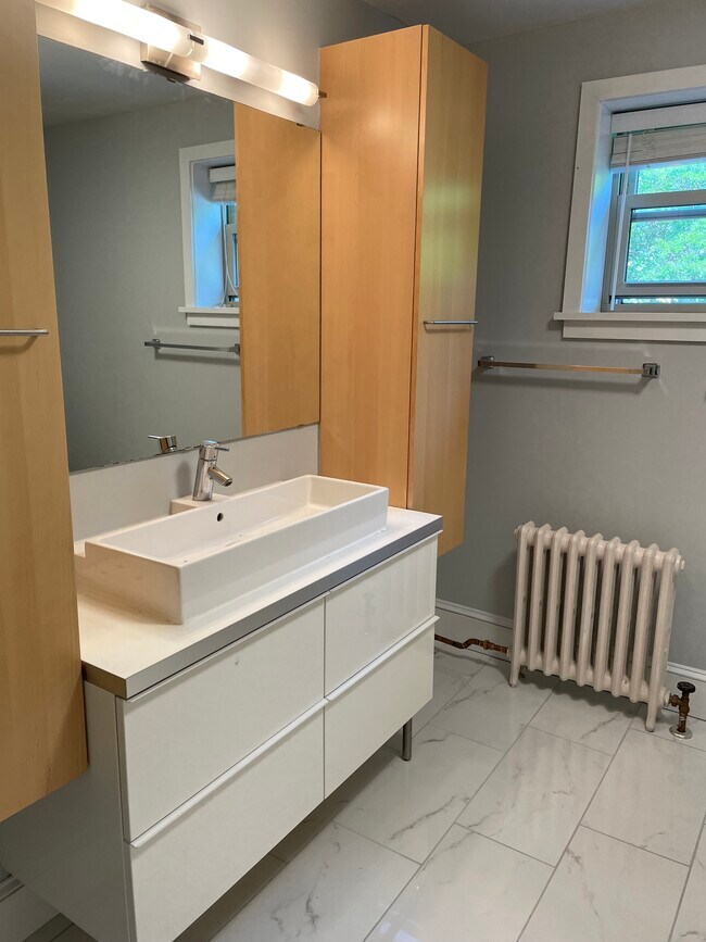 bathroom - 3549 Sunnyside Ave