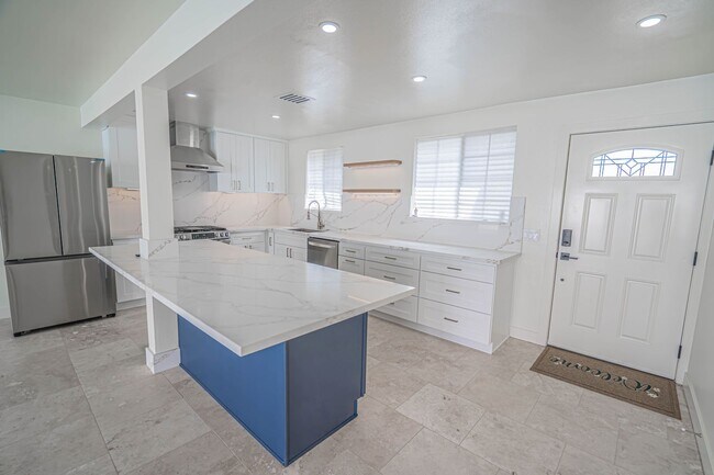 Foto del edificio - Single-Story 3-Bedroom Pool Home with RV P...