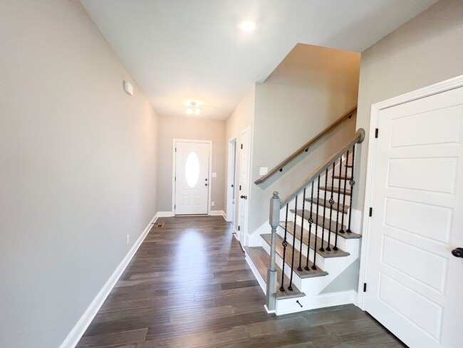 Building Photo - 5 Bedroom 2 1/2 Bathroom Home