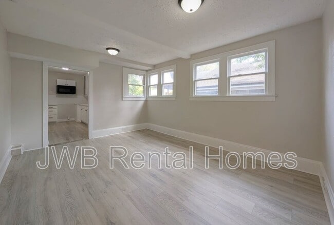 Building Photo - 1045 Dorchester St