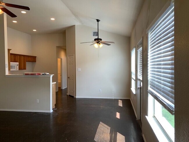 Building Photo - Townhome for rent