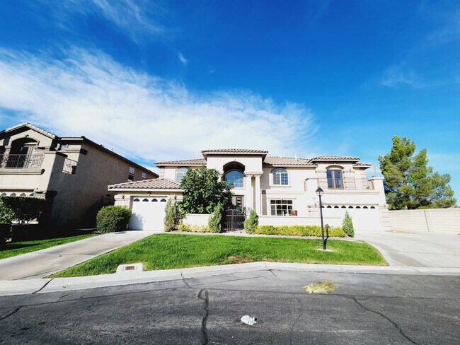 Foto del edificio - COMING SOON! STUNNING 6 BEDROOM HOME WITH ...