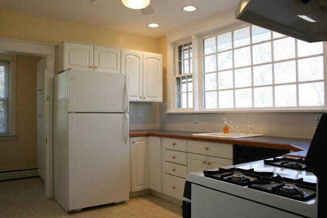 Building Photo - 1544 Ferndale Ave