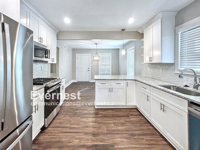 Foto del edificio - 4-Room Home in Prime Location Near Schools...