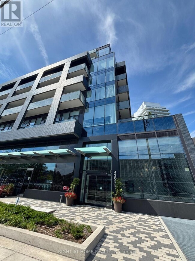 Building Photo - 4208 Dundas St W