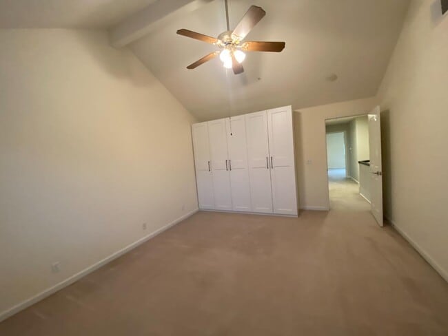 Building Photo - 15600 La Jolla Dr
