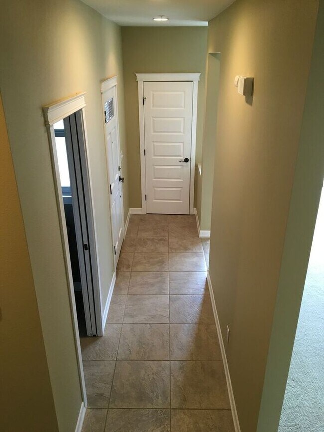 Building Photo - Town Home Tacoma 2bdr 2.5 bath w/ roof top deck & VIEW!!