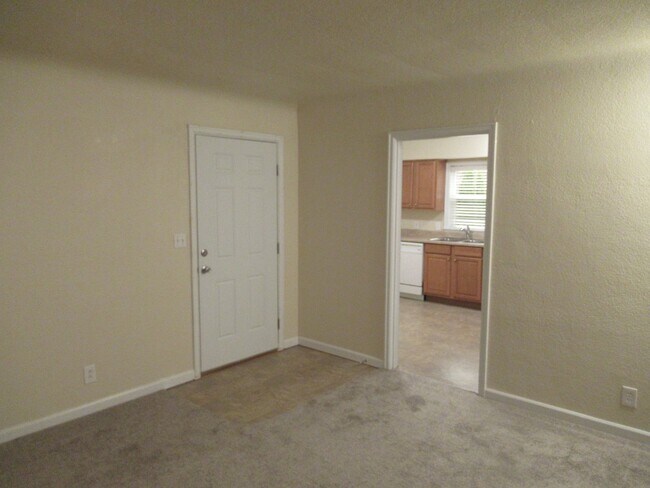 Building Photo - Three Bedroom Home in South Salem