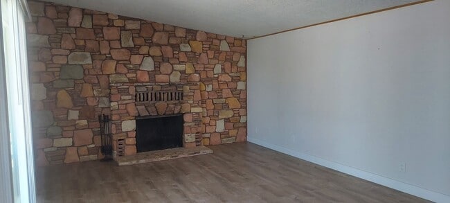 Building Photo - Please Contact Vaughn Realty Property MGMT...