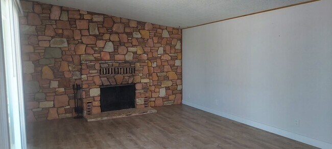 Foto del edificio - Please Contact Vaughn Realty Property MGMT...