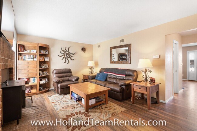 Foto del edificio - Quiet Townhome with Two Master Suites