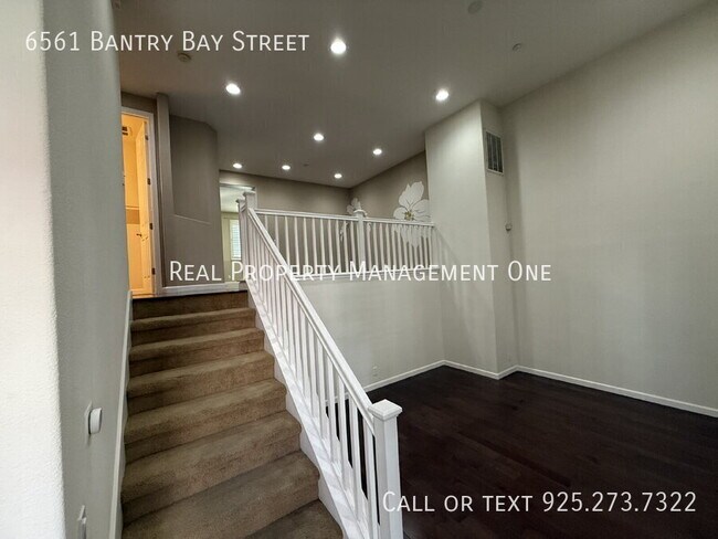 Foto del edificio - 6561 Bantry Bay St