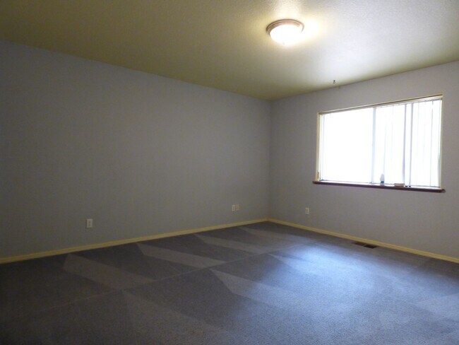 Building Photo - 3 Bedroom 2 Bath in Lake Forest