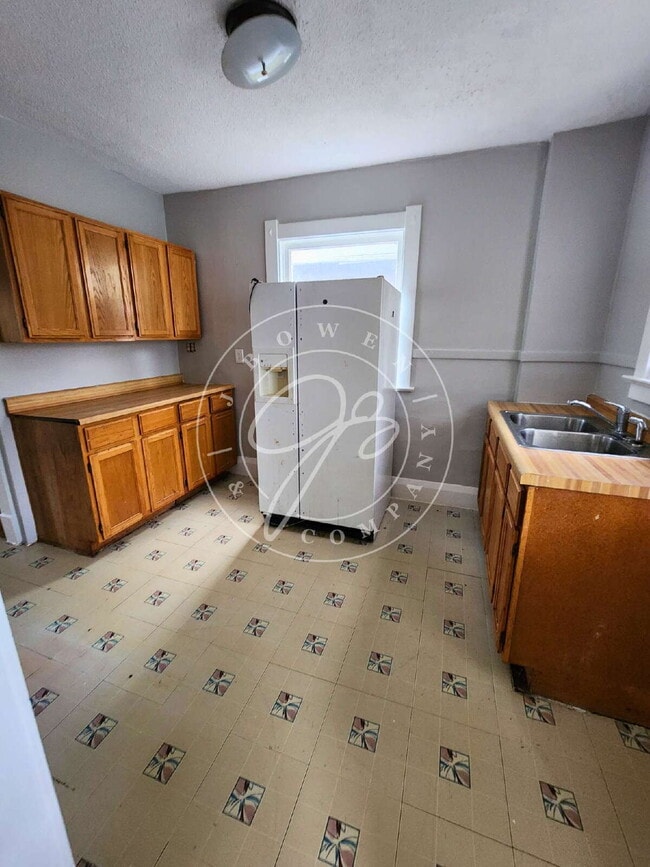 Building Photo - 2 story 3 bed with updates! Move in and ca...