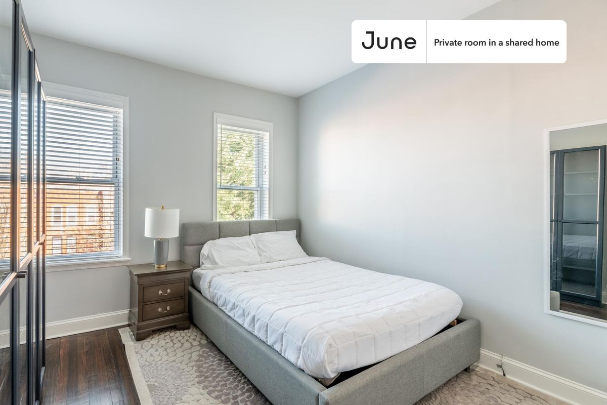 Foto principal - Private bedroom in 4 bed/3.5 bath Home